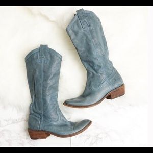 FRYE CARSON TURQUOISE LEATHER PULL ON BOOTS